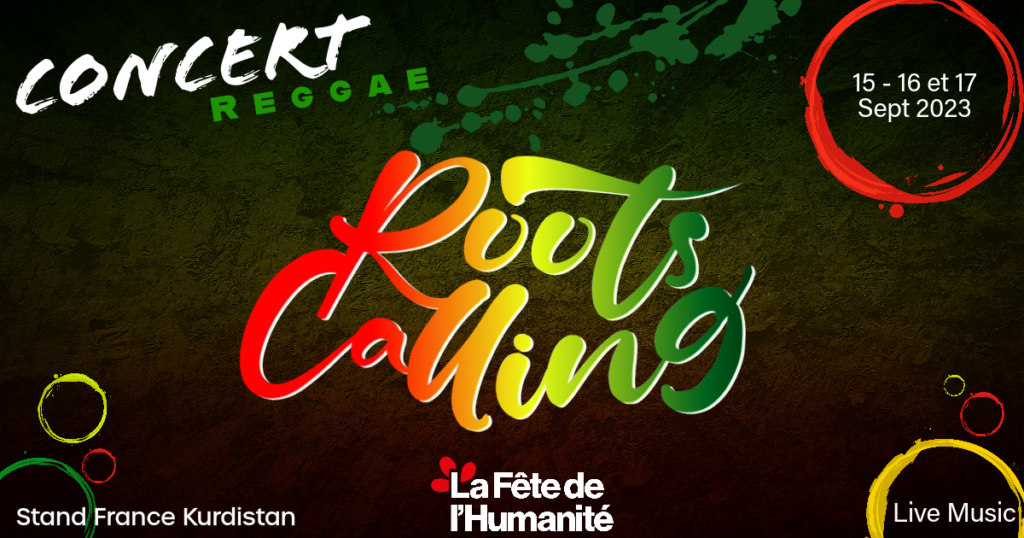 Membres de Roots Calling jouant sur scène à la Fête de l'Humanité, avec un public enthousiaste en arrière-plan et le stand de Kurdistan France visible.